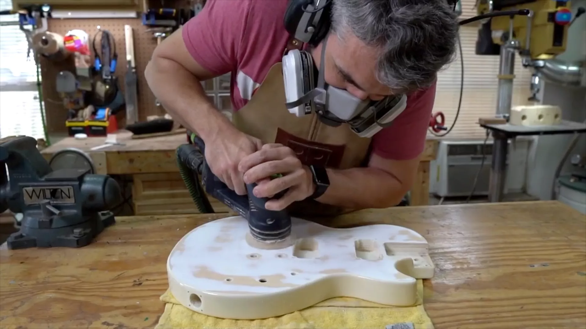 Preparación del cuerpo de la guitarra para el reacabado