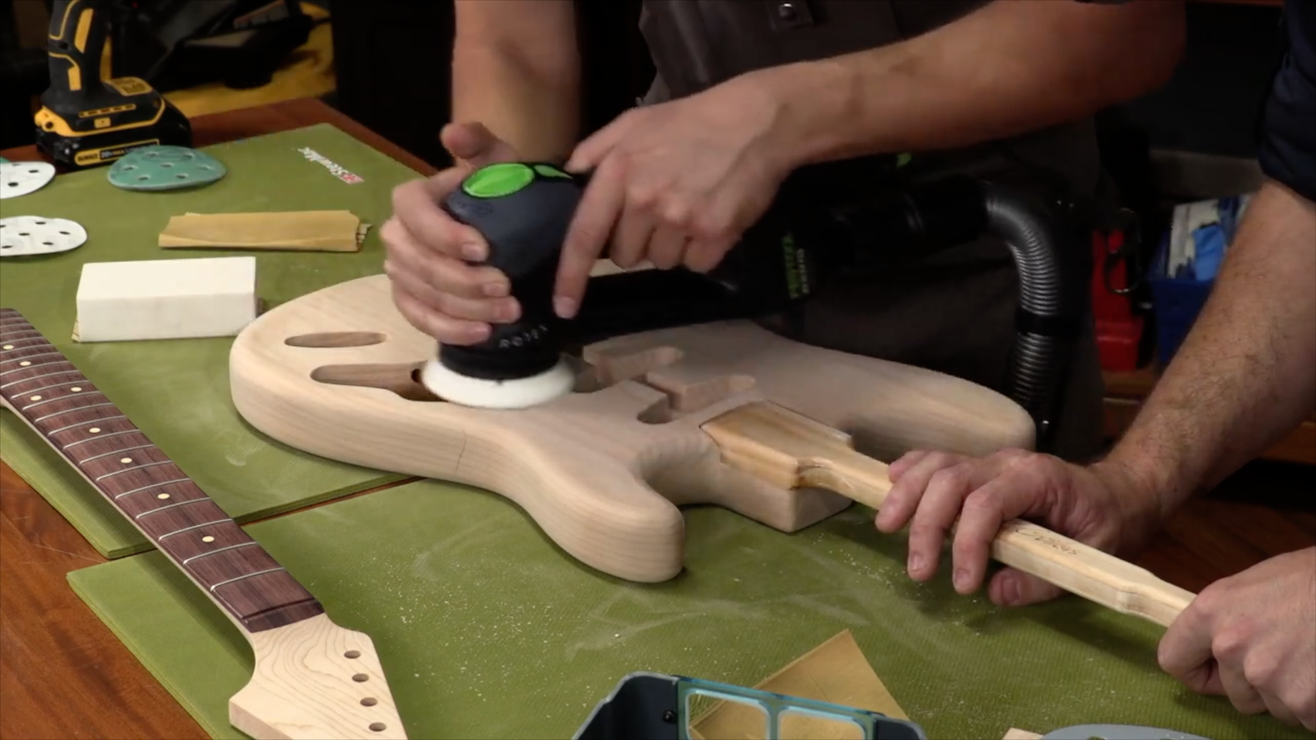 Preparación de la guitarra de lijado cuerpo