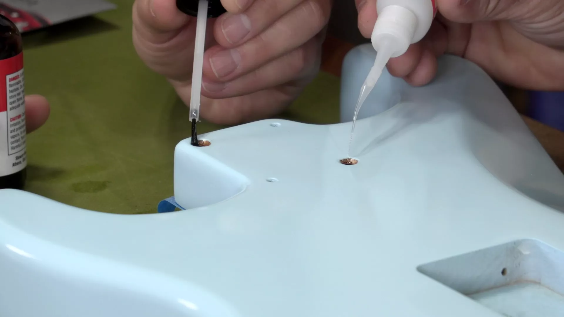 Sellado de los puntos donde estaban los tornillos super glue