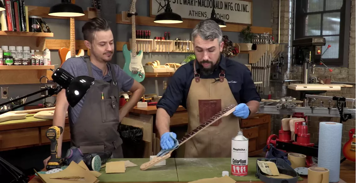 Limpia el fretboad con Naphtha