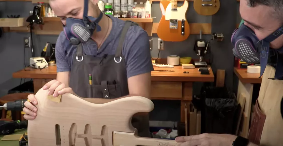 Lijado de bordes curvos de guitarra cuerpo
