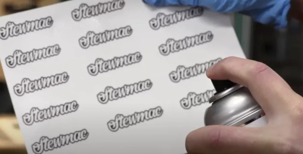 Rocíe el papel con una capa ligera de laca brillante