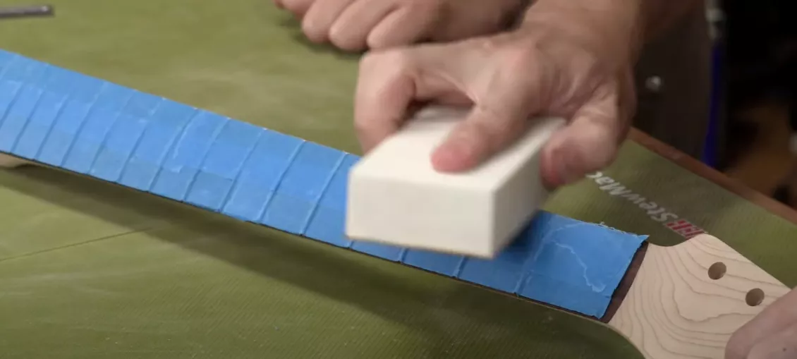 Bloque de espuma blanco con papel de grano 320
