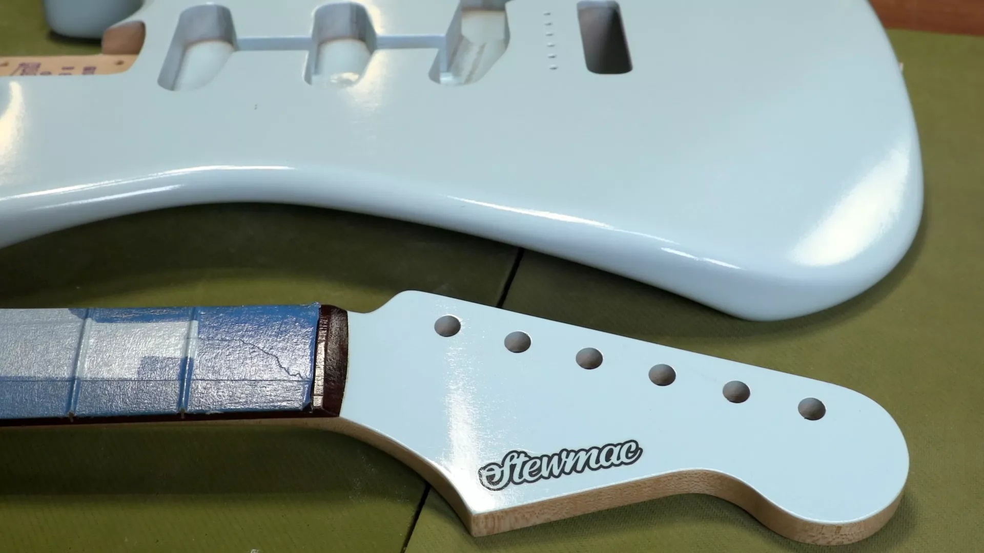 Guitarra lista para el pulido y lijado húmedo final