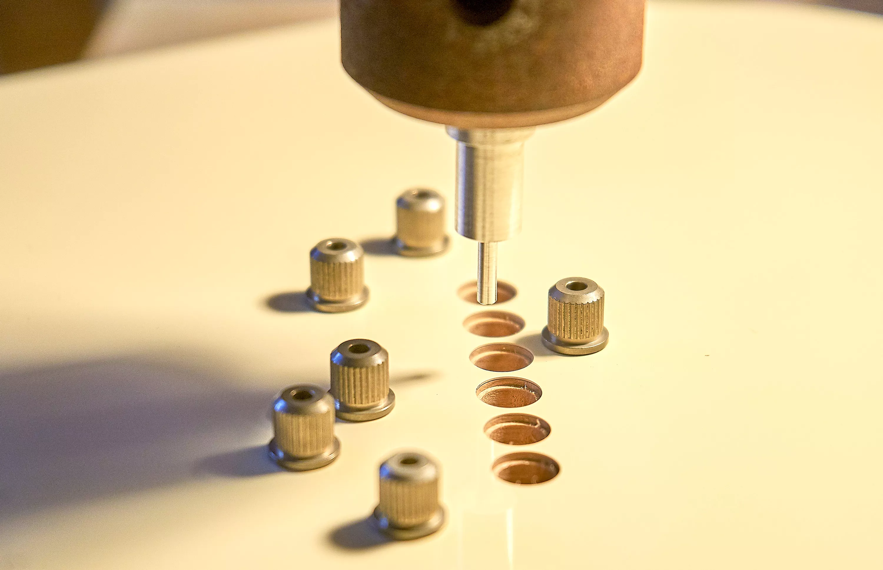 Uso de la herramienta de instalación de casquillos de cuerda