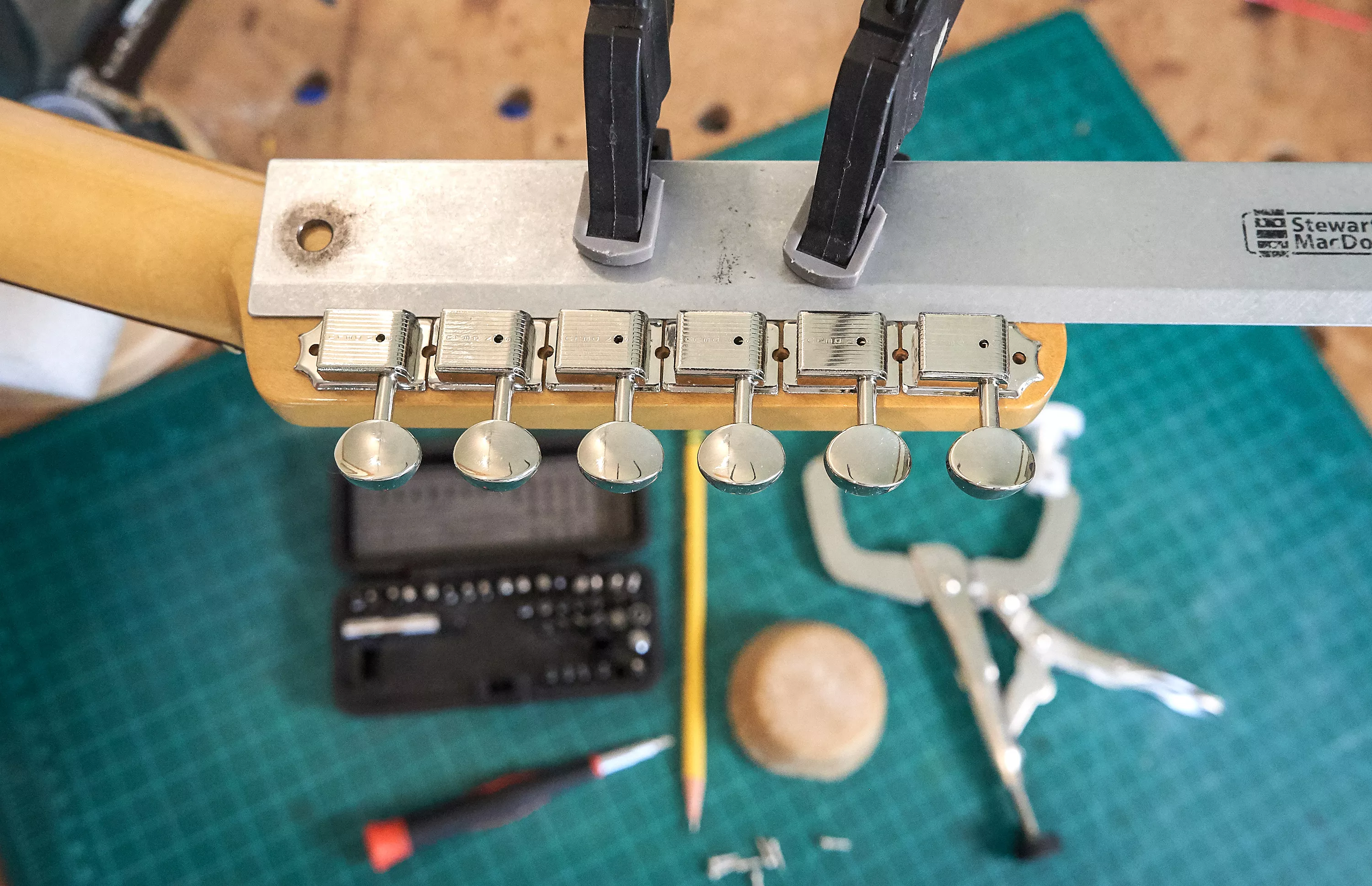 Instalación del clavijeros