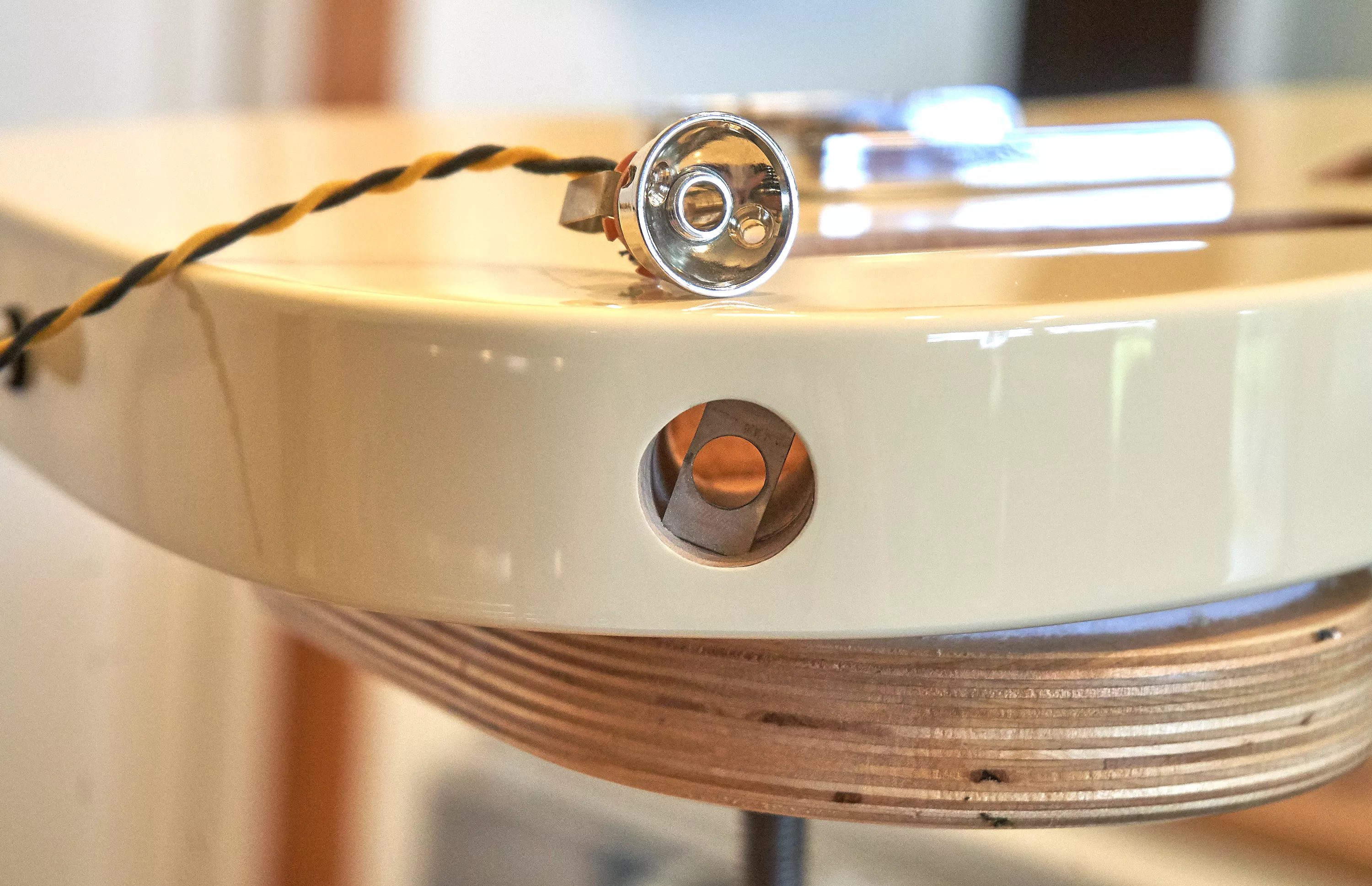 Instalación del soporte del conector de electro-zócalo