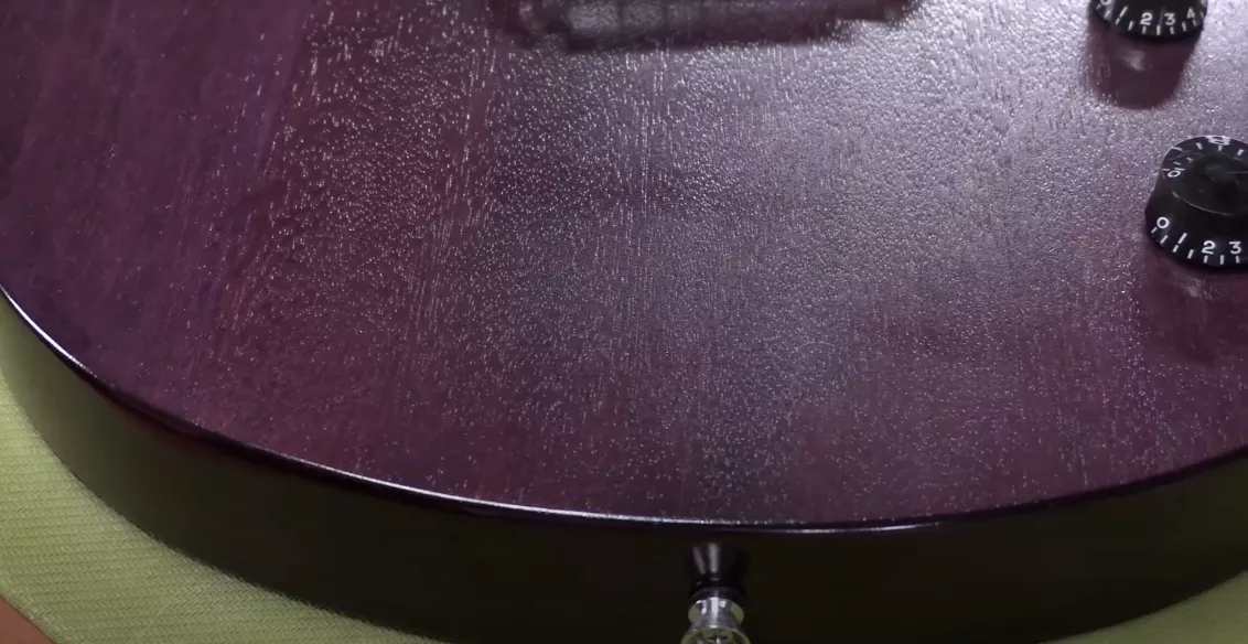 Marcas de acabado visibles en las que el acabado se ha vuelto a encoger en los poros