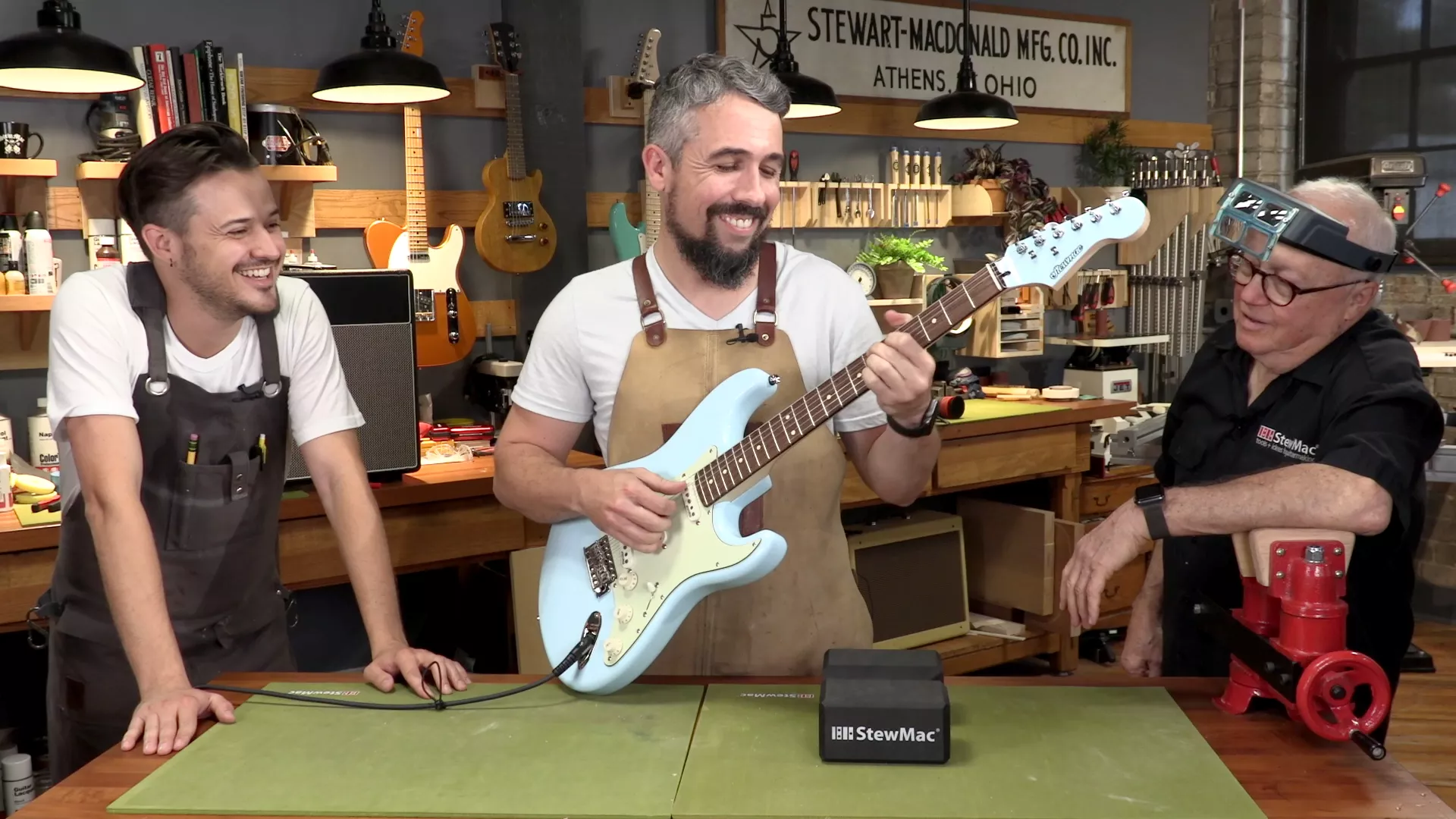 Tocar una guitarra terminada