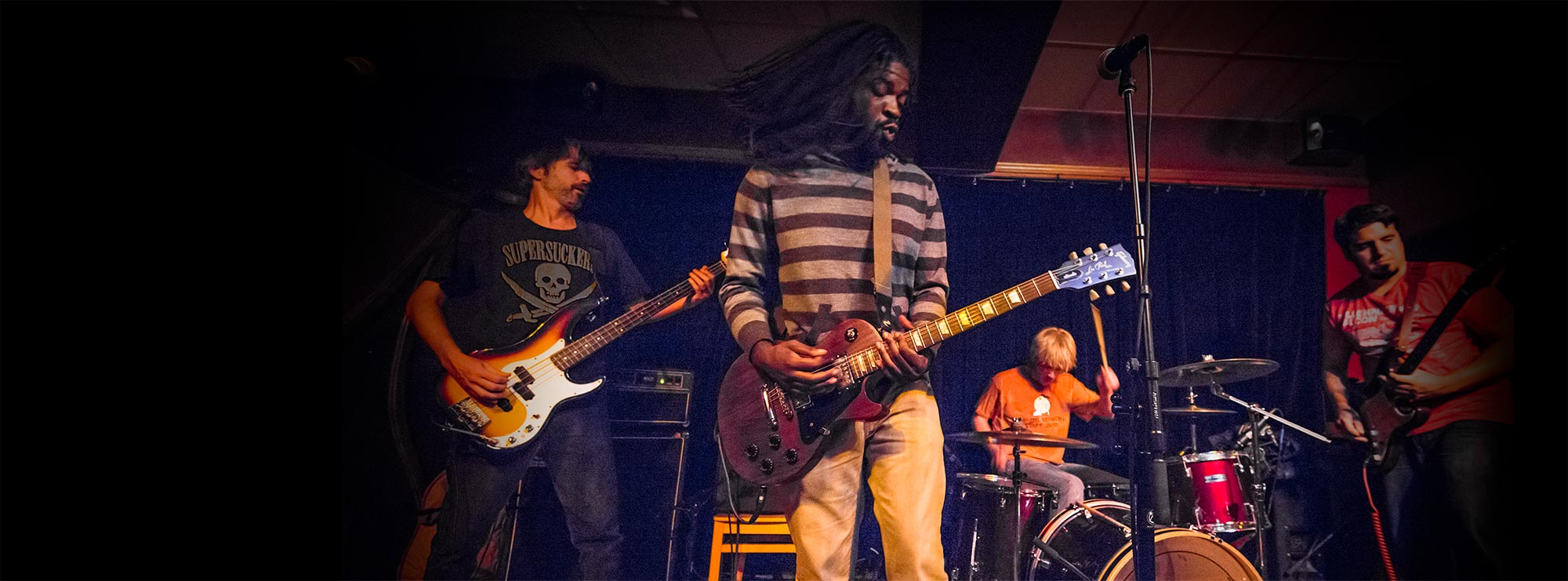 Banda de rock tocando un espectáculo en vivo