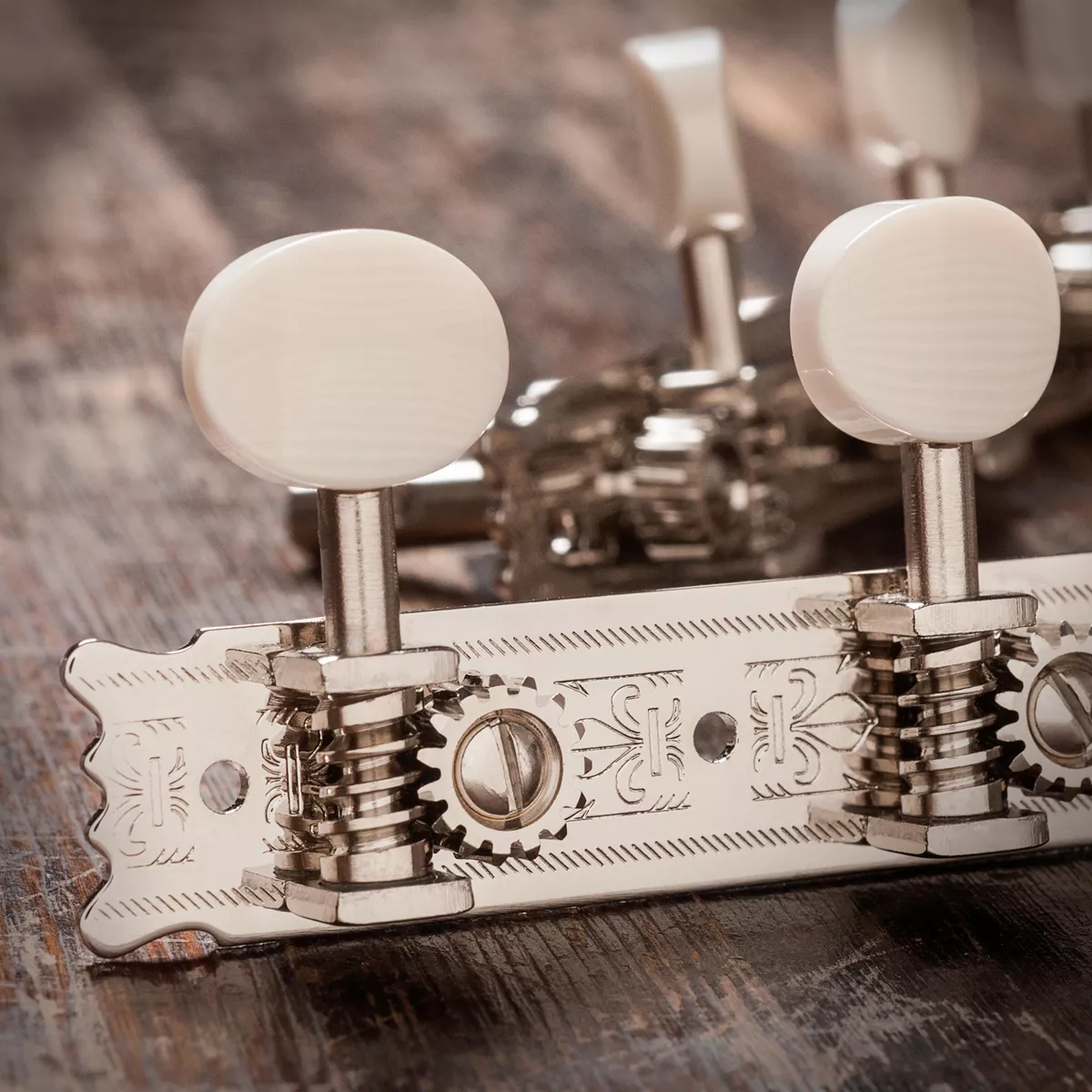 Golden Age Sintonizadores de restauración para guitarra de cabeza de estribo tragamonedas - Fleur-de-Lis Golden Age Sintonizadores de restauración para guitarra de cabeza de estribo tragamonedas - Fleur-de-Lis