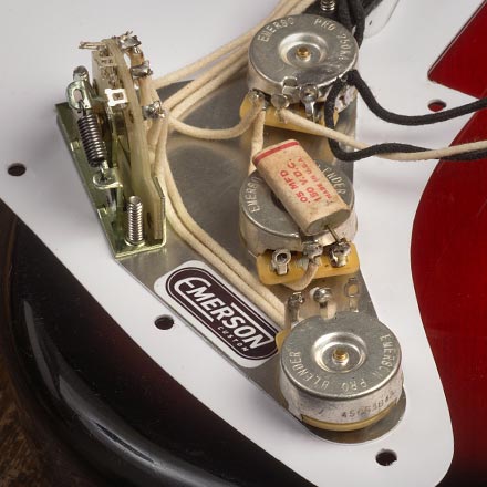 Placa de conexión a tierra estilo vintage de Emerson para Strat