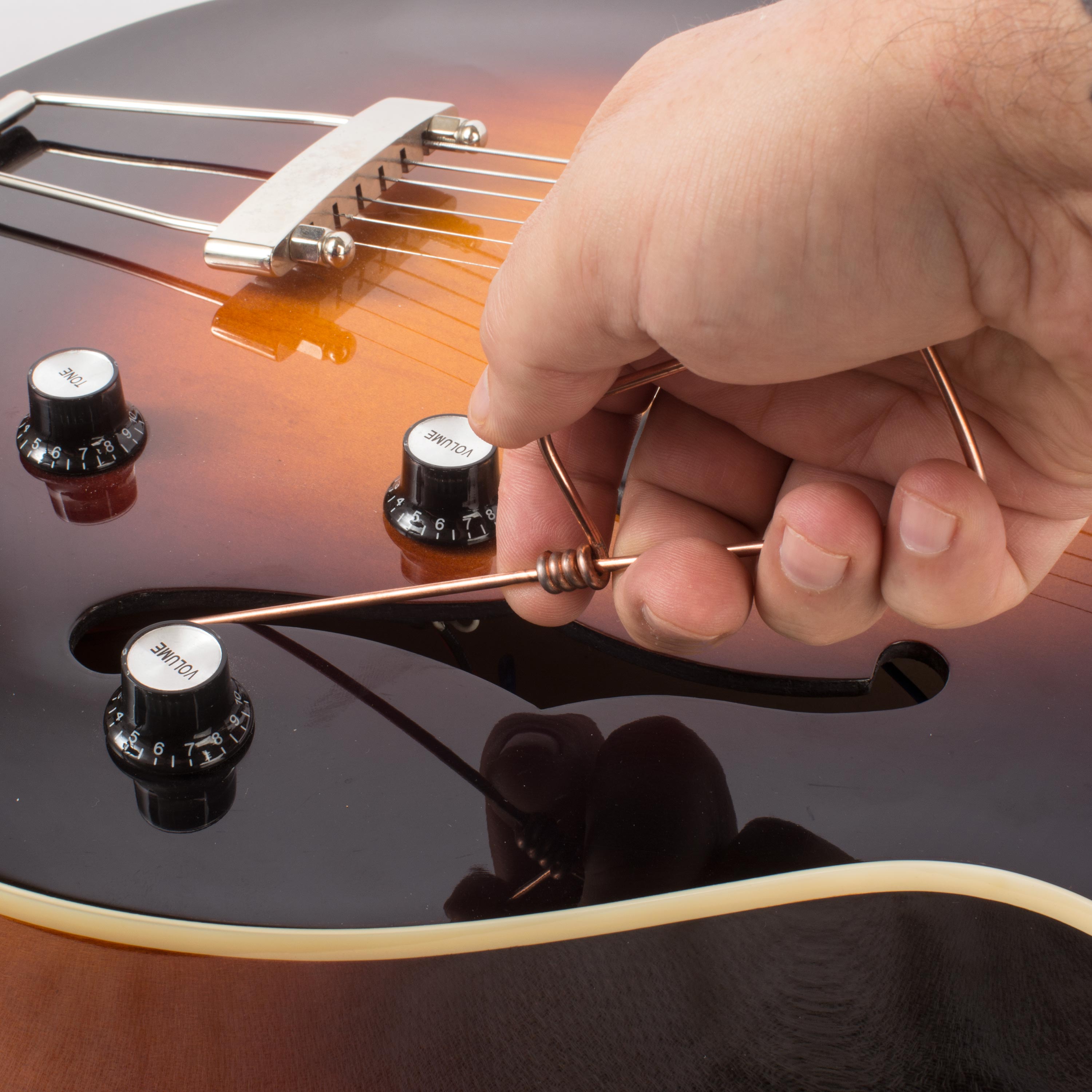 Guitarra Archtop que ayuda a la mano