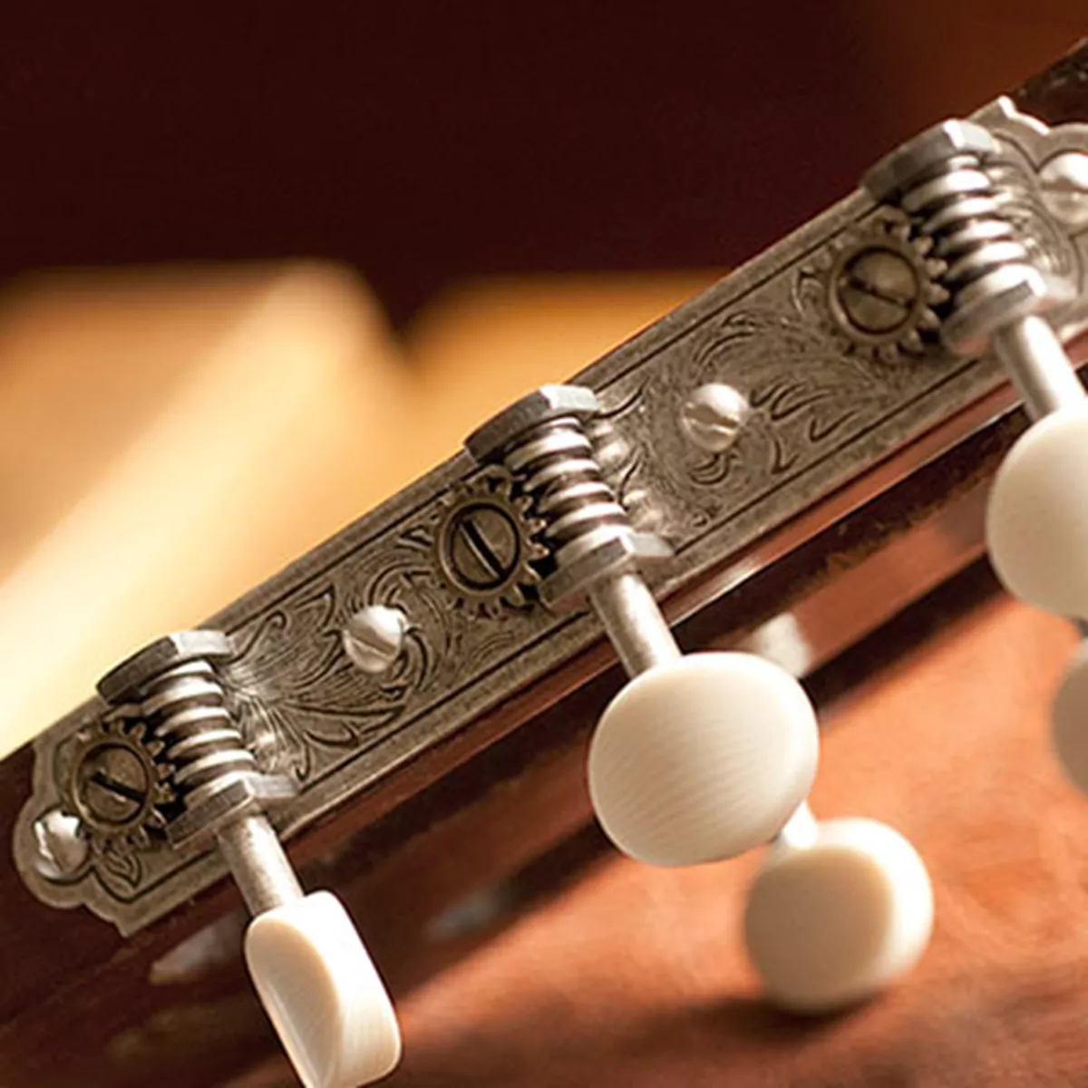 Golden Age Sintonizadores de restauración para guitarra de cabeza de estribo tragaperras - Extremo de campana grabado Golden Age Sintonizadores de restauración para guitarra de cabeza de estribo tragaperras - Extremo de campana grabado