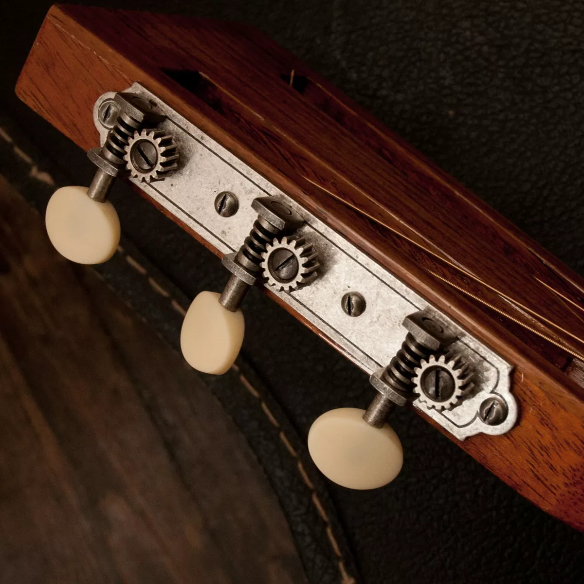 Golden Age Sintonizadores de restauración para guitarra de cabeza de estribo tragaperras - Bell-end Golden Age Sintonizadores de restauración para guitarra de cabeza de estribo tragaperras - Bell-end