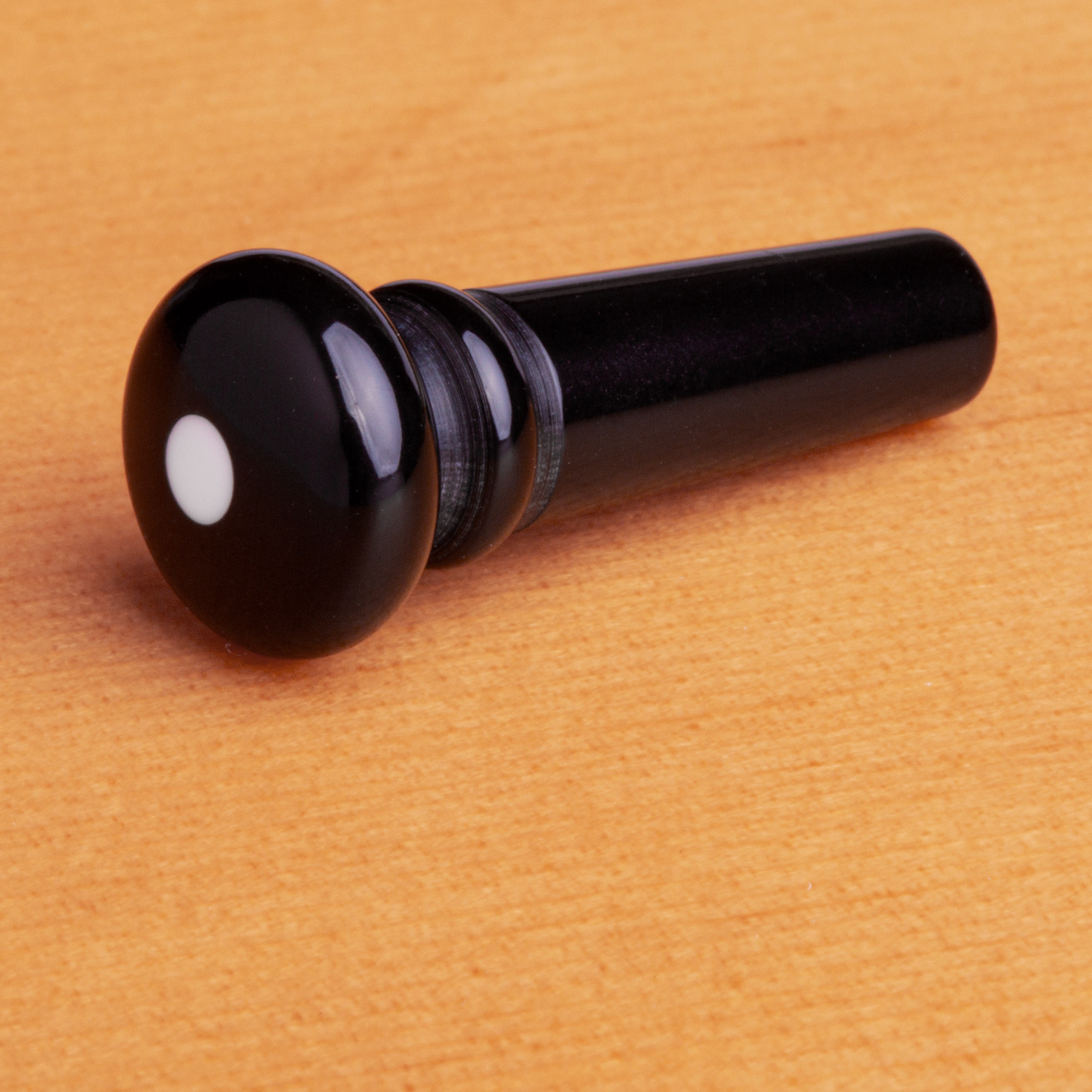 El endpin Waverly Black, con punto blanco