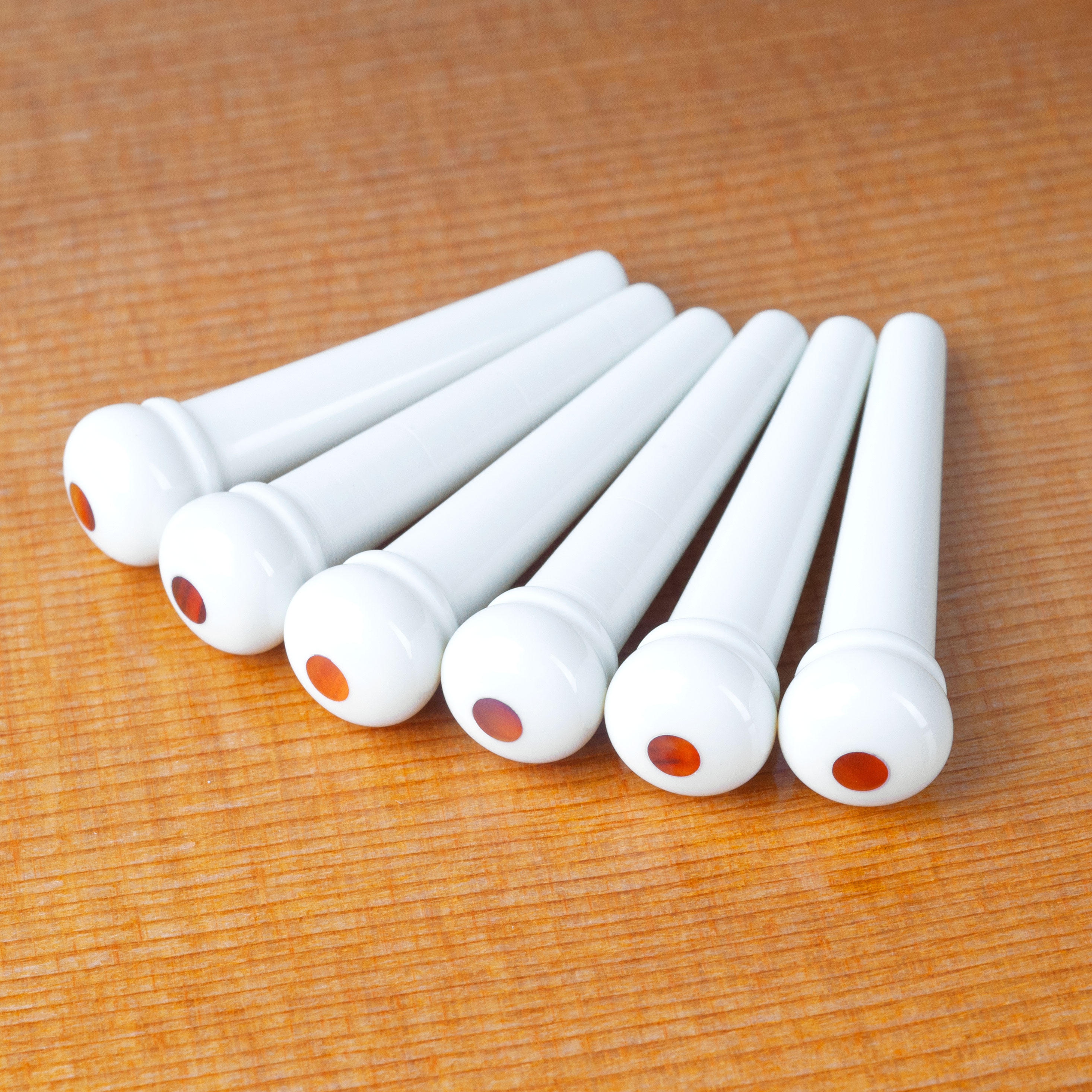 Pines de puente blanco ondulado con incrustación Tortoise rojo