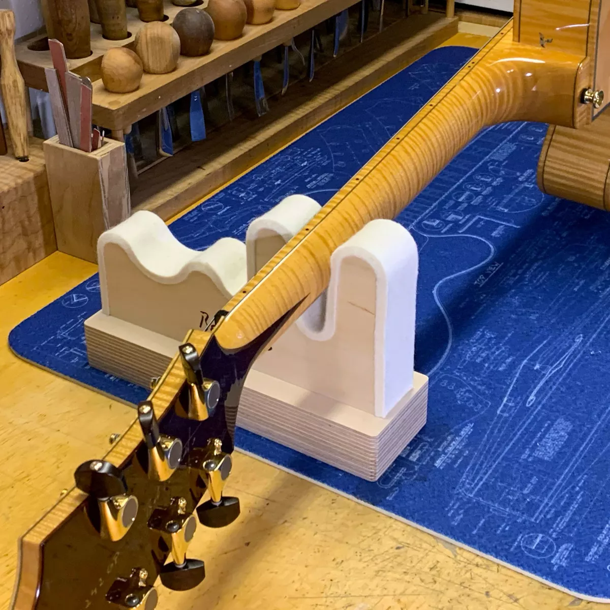 Beneficiario Soporte de Mástil Beneficiario Soporte de Mástil