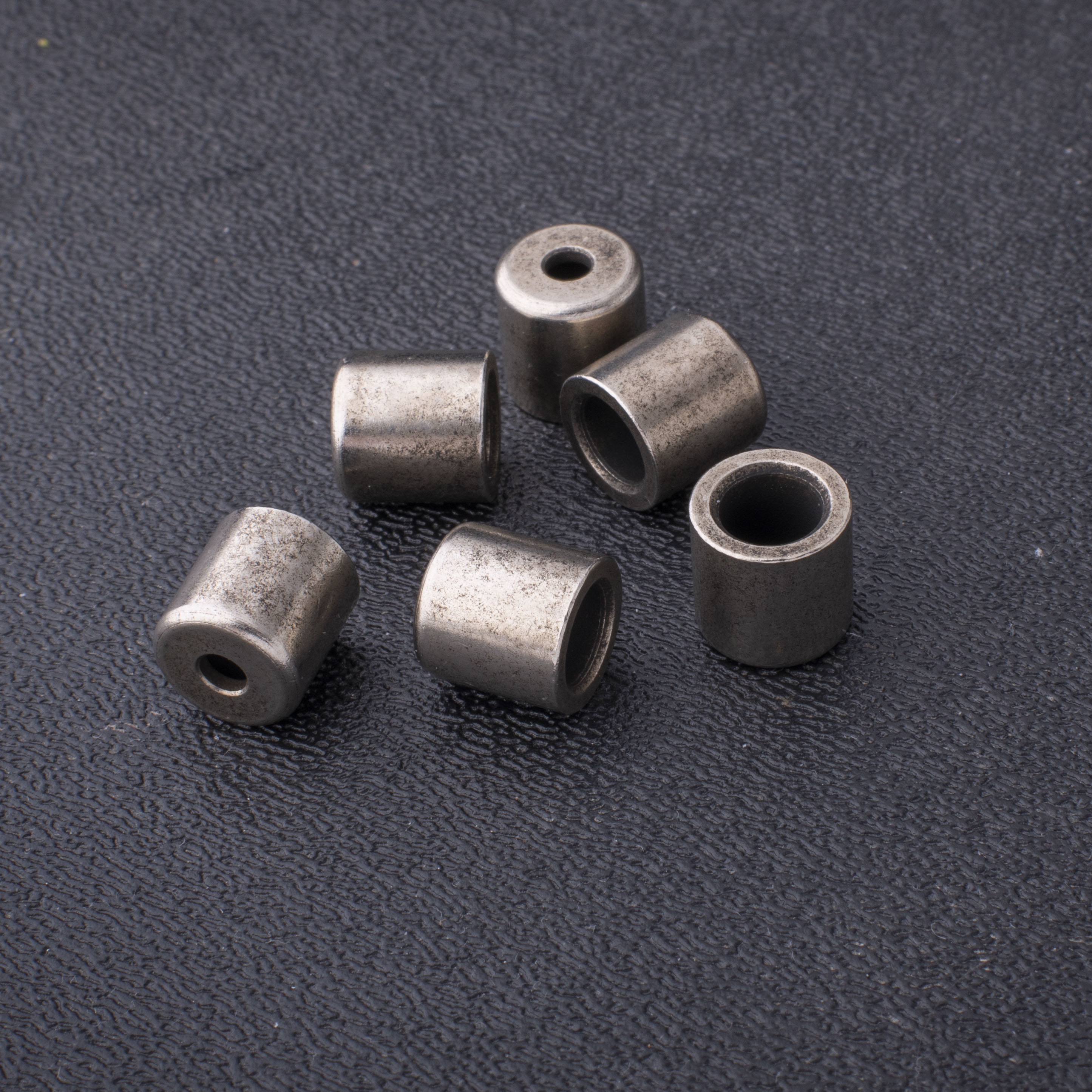 Ojales para cuerdas GuitarSlinger, envejecidos y con tratamiento criogénico, montaje al ras Ojales para cuerdas GuitarSlinger, envejecidos y con tratamiento criogénico, montaje al ras