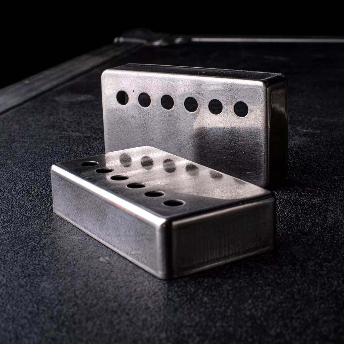 Cubiertas envejecidas GuitarSlinger para pastillas Humbucker con tratamiento criogénico, juego de 2 Cubiertas envejecidas GuitarSlinger para pastillas Humbucker con tratamiento criogénico, juego de 2