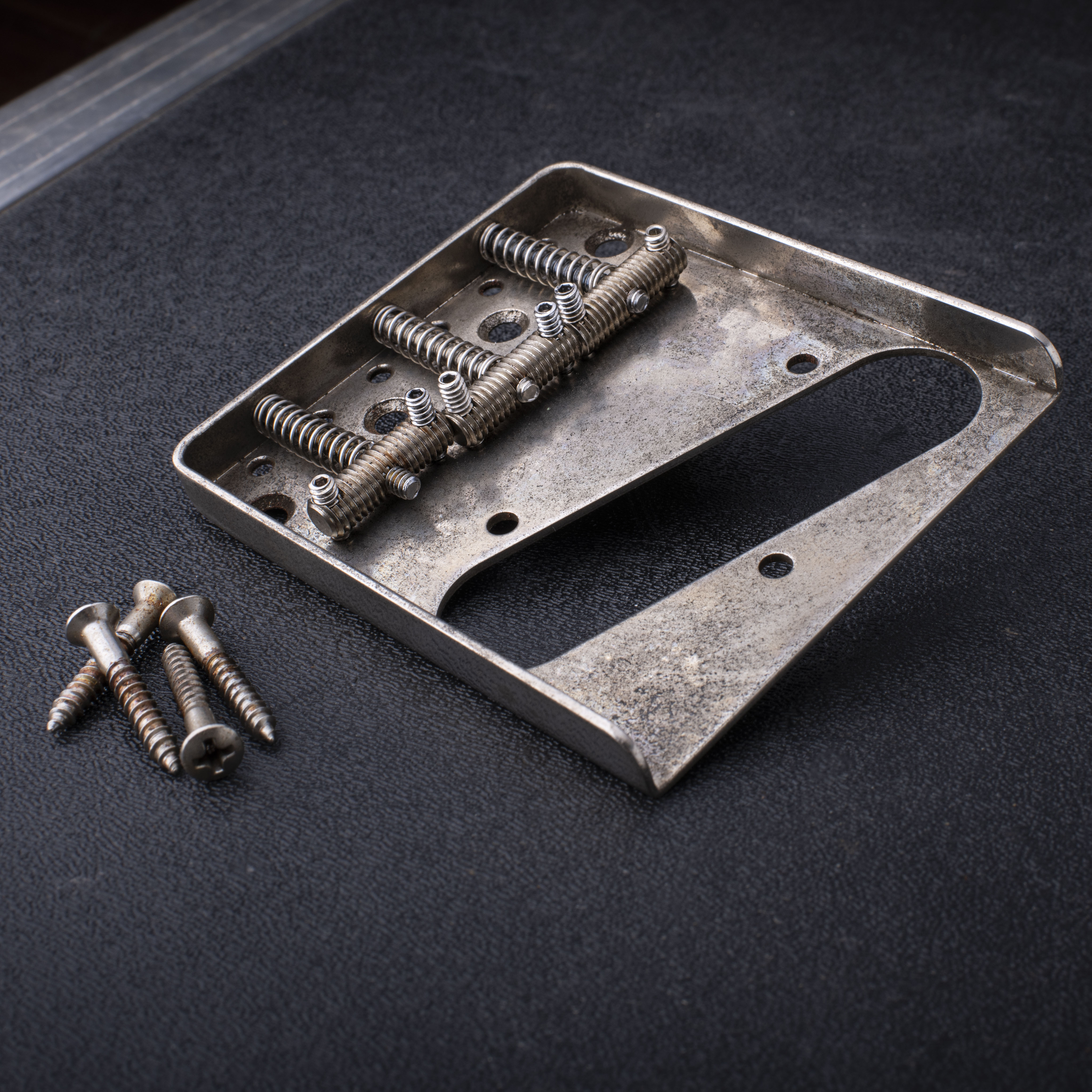 Puente GuitarSlinger para Tele, envejecido y con tratamiento criogénico, con silletas de varilla roscada Puente GuitarSlinger para Tele, envejecido y con tratamiento criogénico, con silletas de varilla roscada