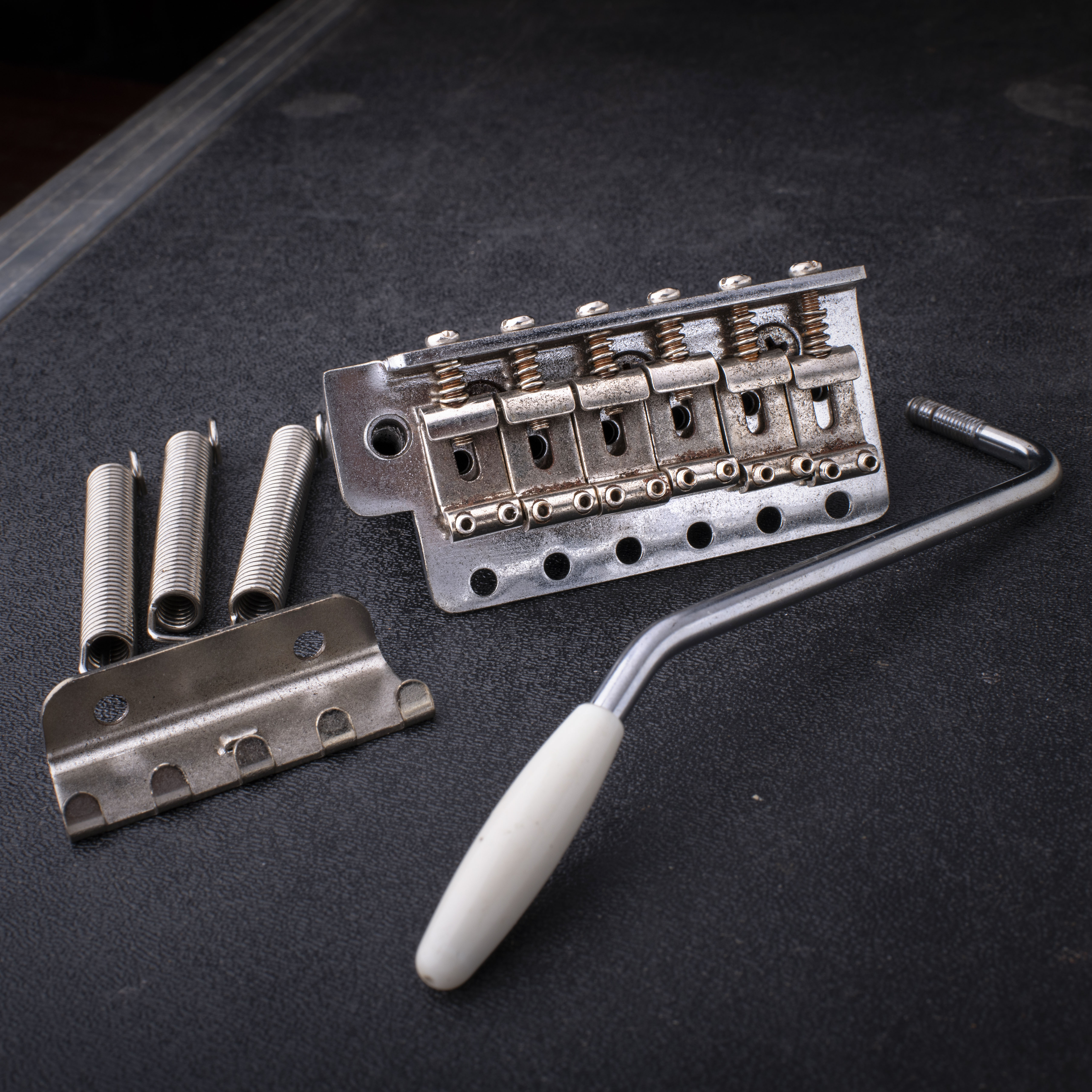 Trémolo envejecido GuitarSlinger con tratamiento criogénico para Stratocaster Trémolo envejecido GuitarSlinger con tratamiento criogénico para Stratocaster