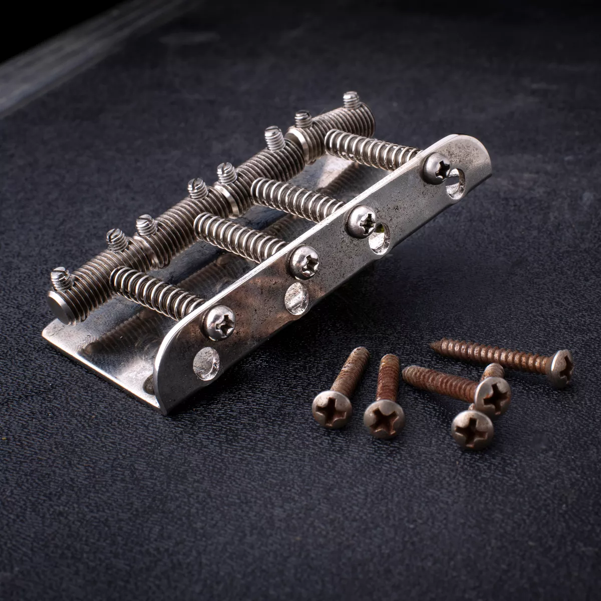 Puente para bajo de 4 cuerdas GuitarSlinger, envejecido y con tratamiento criogénico, con silletas de varilla roscada Puente para bajo de 4 cuerdas GuitarSlinger, envejecido y con tratamiento criogénico, con silletas de varilla roscada