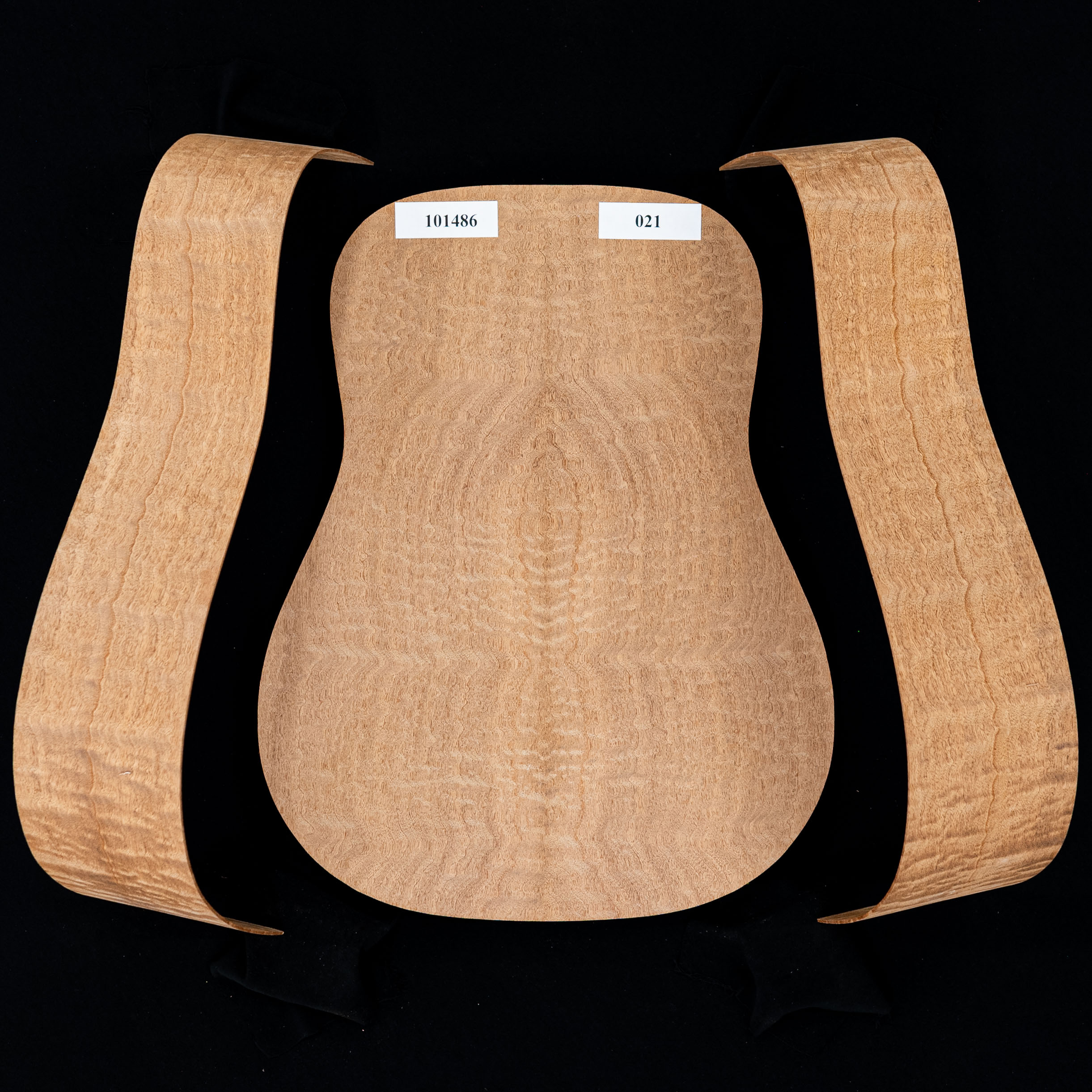 Figura Sapele unido por detrás + set de aros doblados para guitarra Dreadnought - 021 Figura Sapele unido por detrás + set de aros doblados para guitarra Dreadnought - 021
