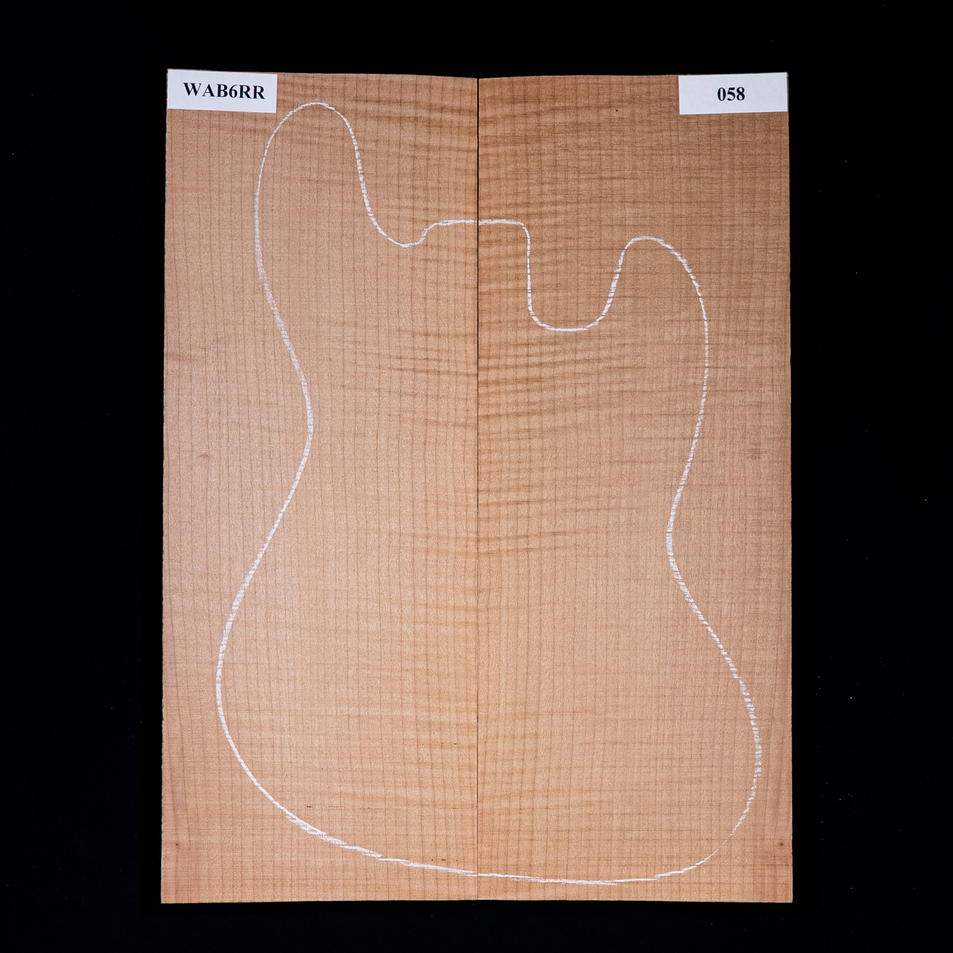 Tapa laminada de arce de hoja grande con flameado intenso, torrefactada – 058 Tapa laminada de arce de hoja grande con flameado intenso, torrefactada – 058