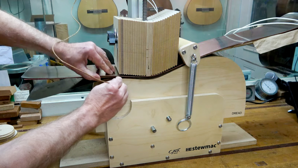 Robbie O'Brien demuestra la dobladora lateral StewMac.