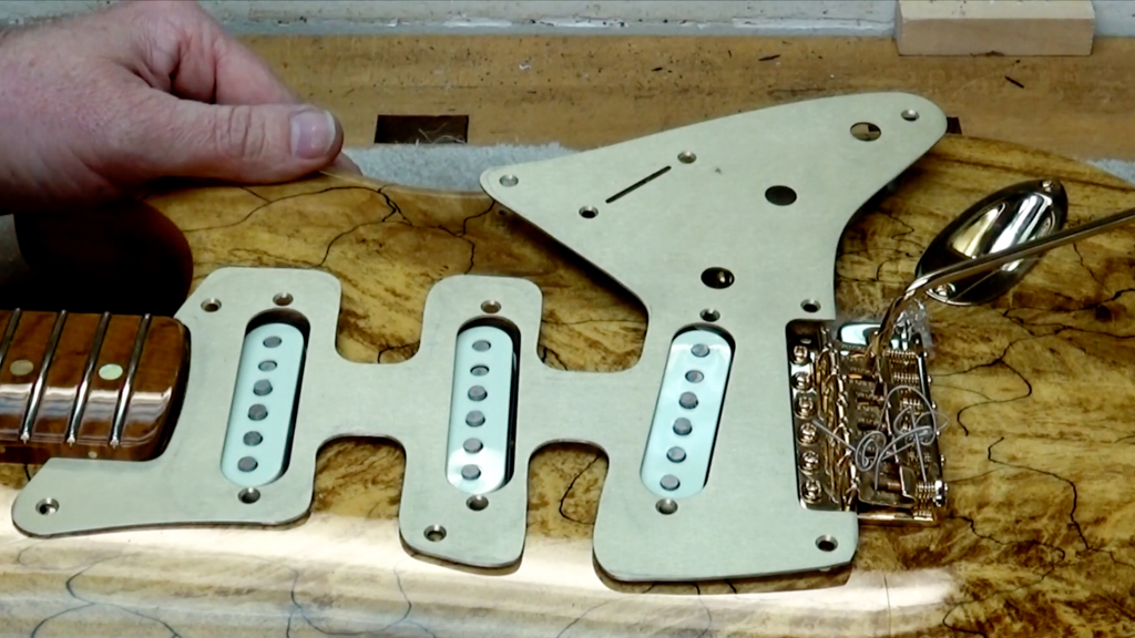 Remodelación de un Pickguard de guitarra eléctrica - Bolsa de correo Luthier Tips du Jour