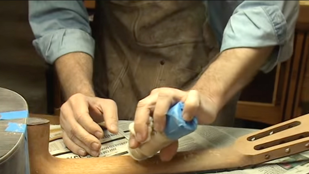 Goma Laca y relleno de poros Sawdust - Bolsa de correo Luthier Tips du Jour