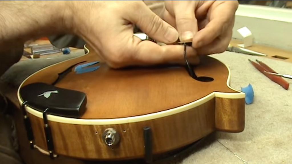 Mandolin Pickup Install - Bolsa de correo Luthier Tips du Jour