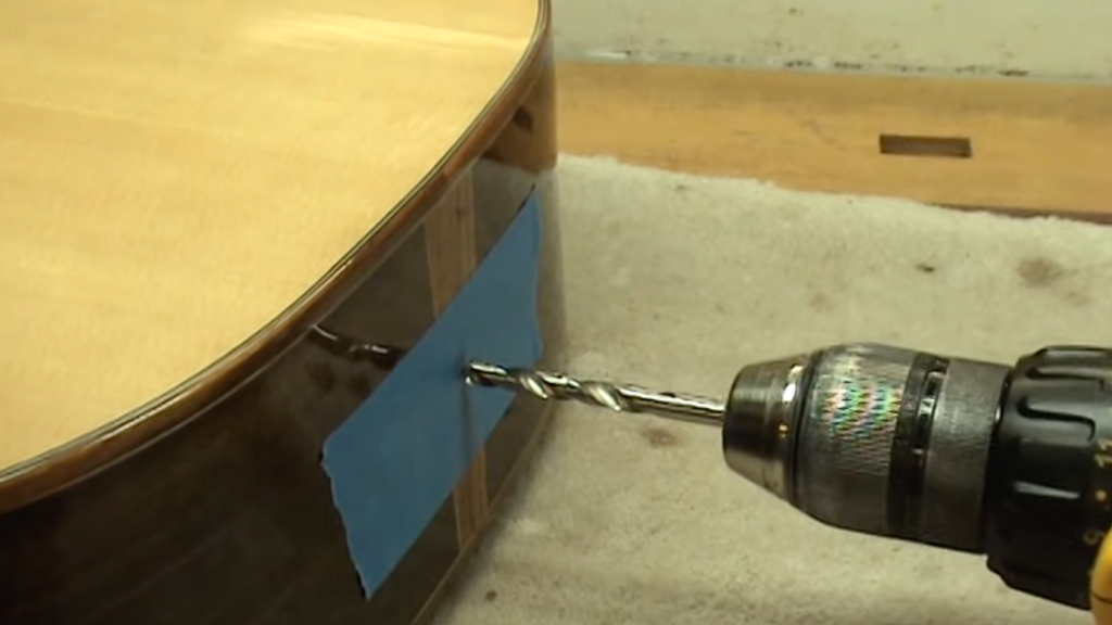 Perforación de un orificio de clavija terminal - Bolsa de correo Luthier Tips du Jour