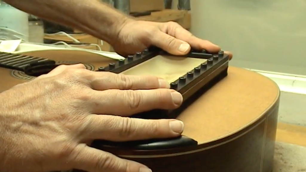 Cómo volver a colocar un puente - Bolsa de correo Luthier Tips du Jour