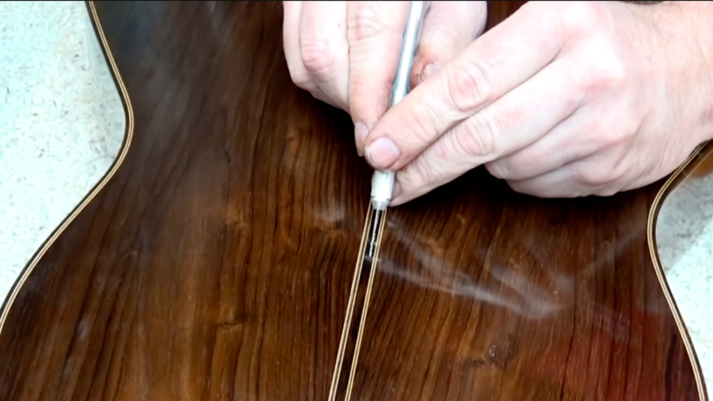 Reparación de fisuras traseras - Bolsa de correo Luthier Tips du Jour