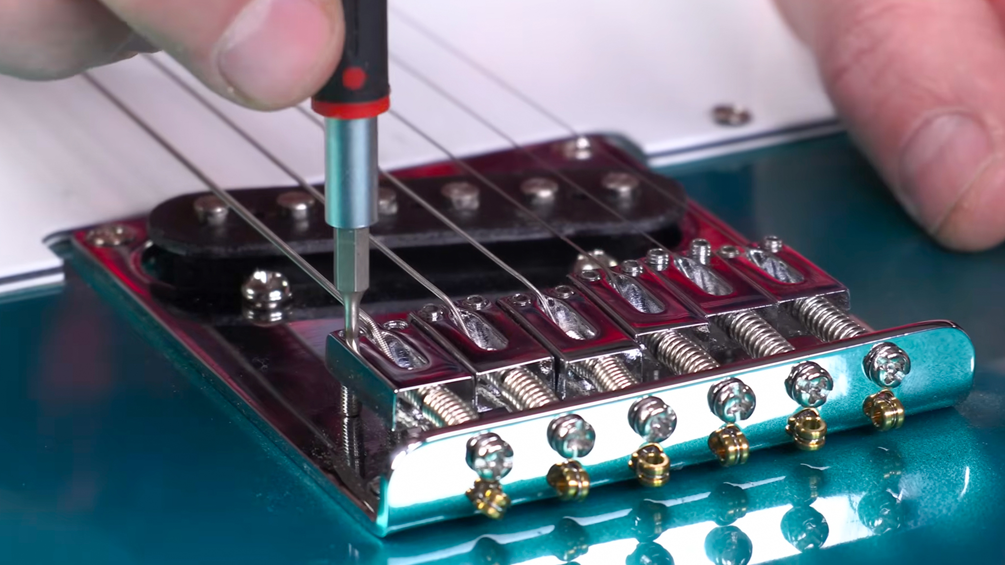 Cómo ajustar la acción en una guitarra eléctrica