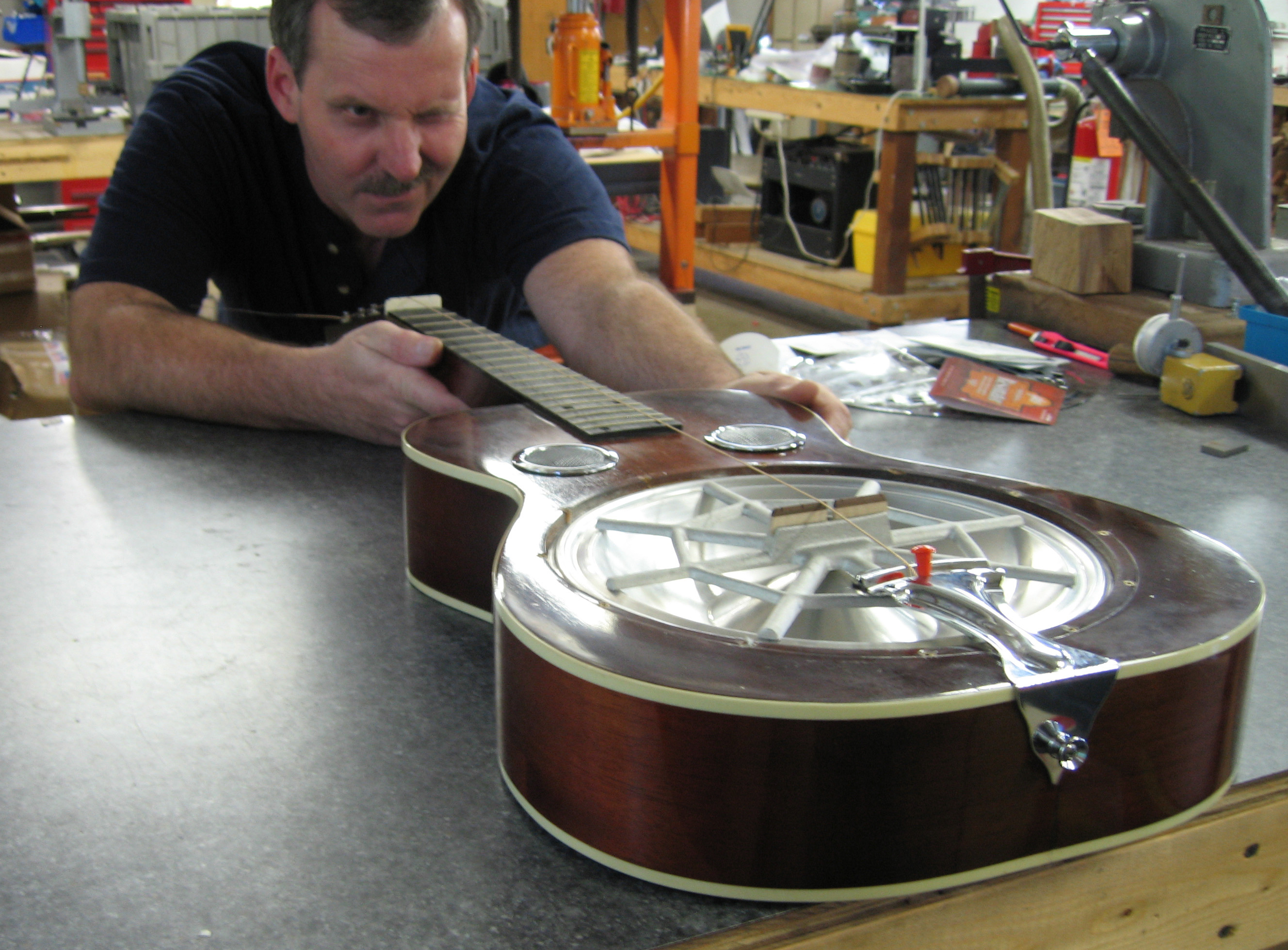 Configuración de guitarra con resonador de puente de araña