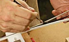 El pegamento se fija rápidamente