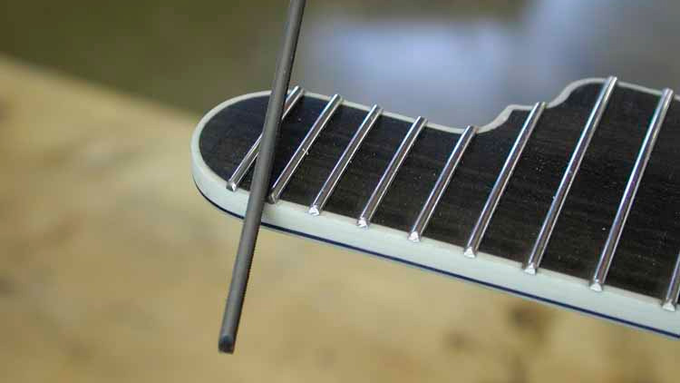 Trabajo de binding y entrastado en un diapasón Red Diamond de mandolina