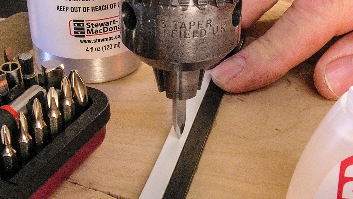 Instalación de puntos laterales con ayuda de restos de madera contrachapada