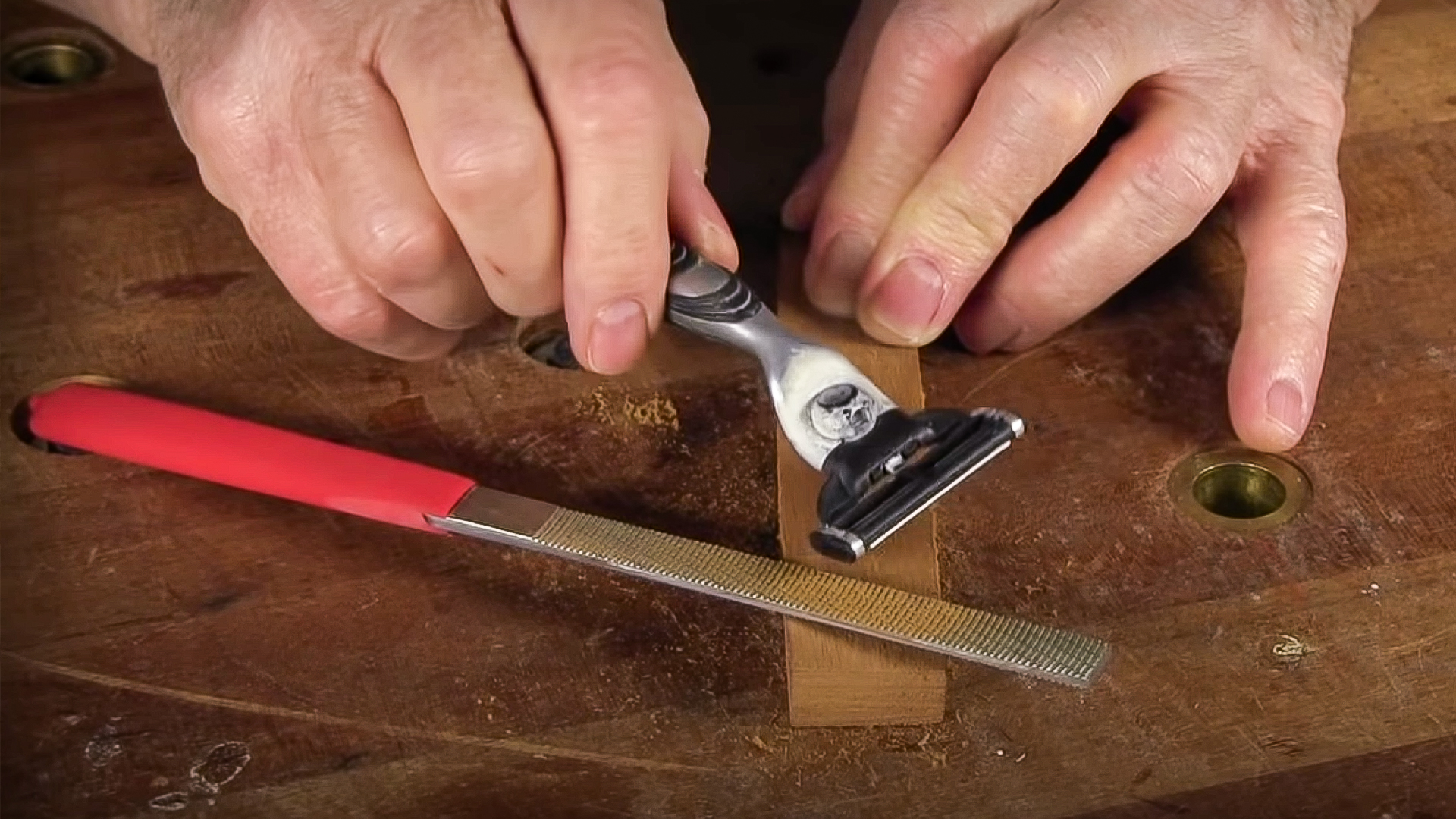 Cómo preparar una lima afilada con borde recto para hacer canales de bindings.