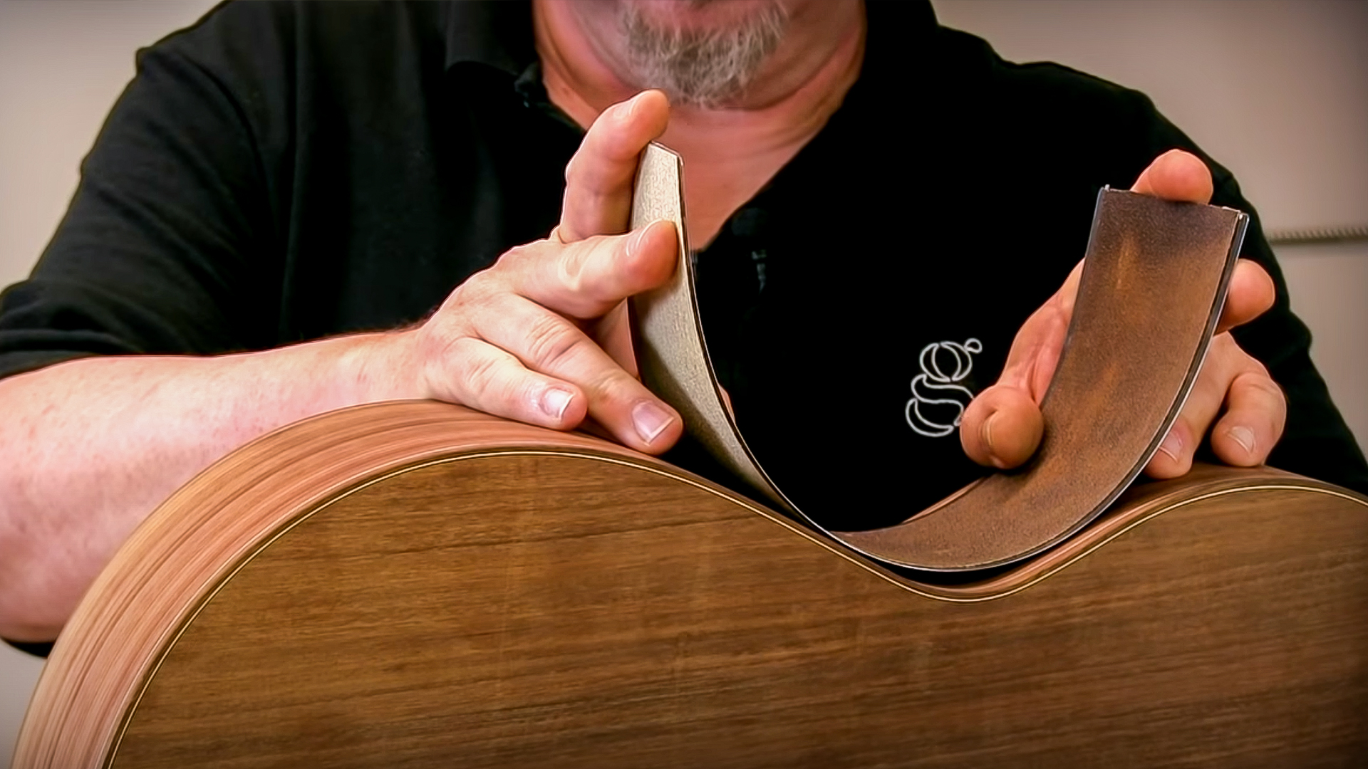 Michael Greenfield muestra cómo lijar cuerpos de guitarra