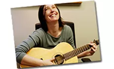 Christine tiene la guitarra de vuelta