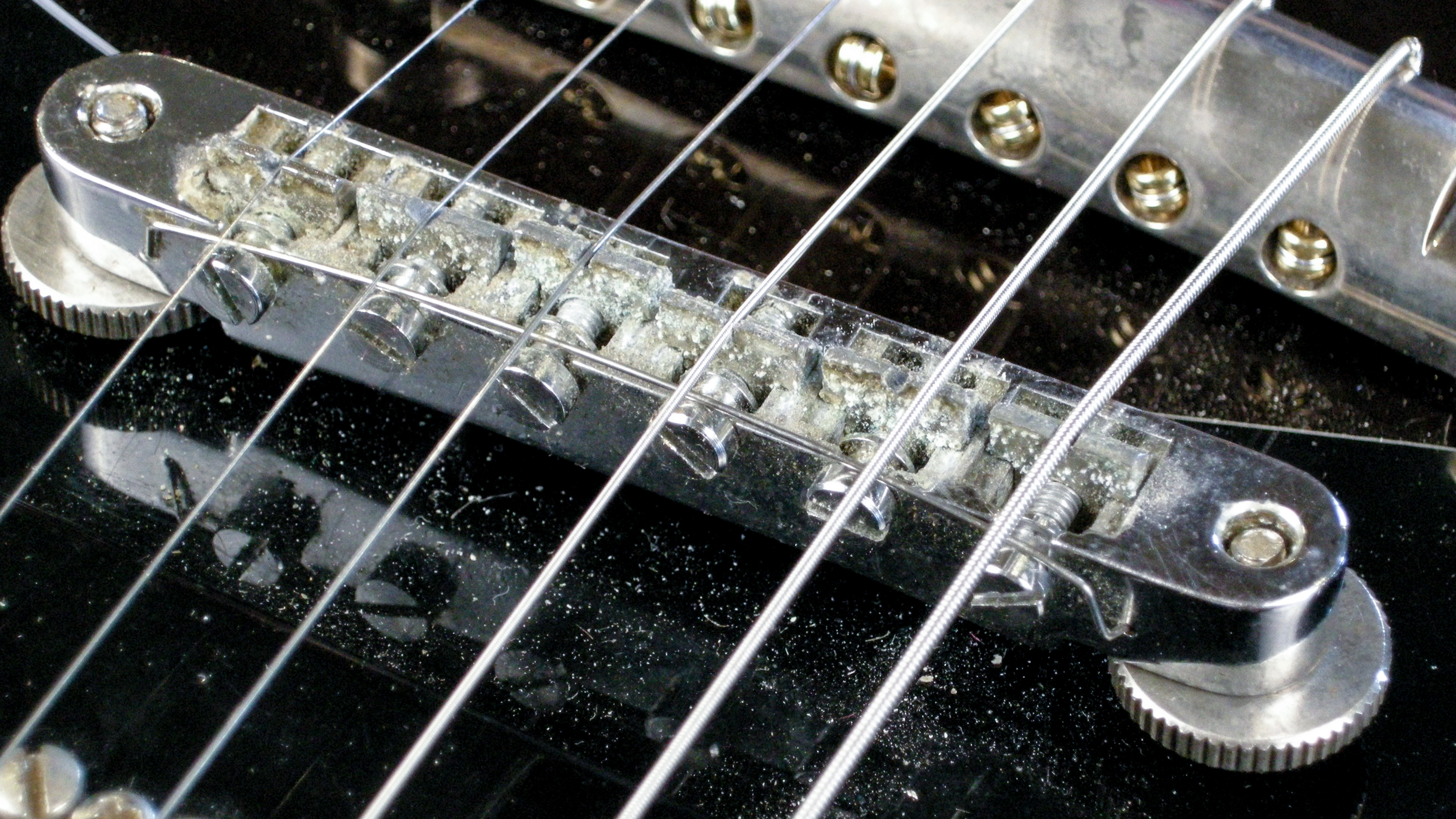 Limpia tus antiguos sillines de guitarra eléctrica