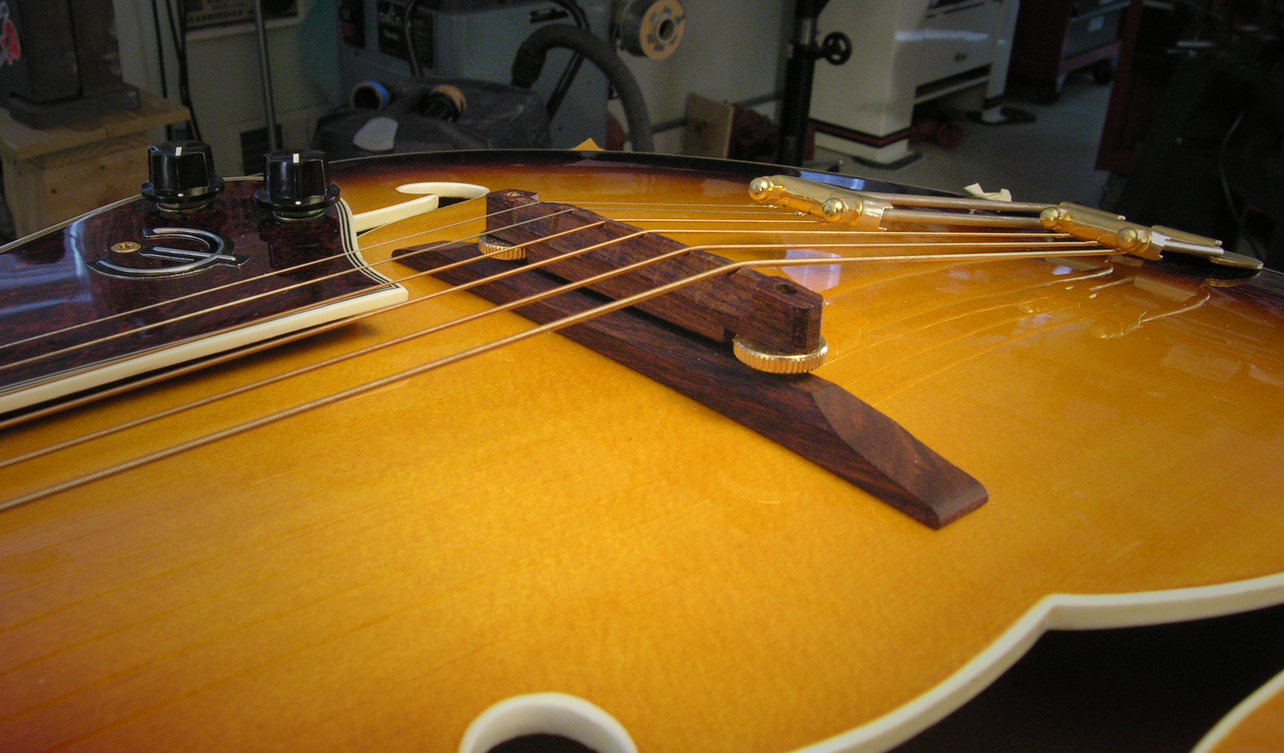 Instalación de un puente archtop , fácil y precisa