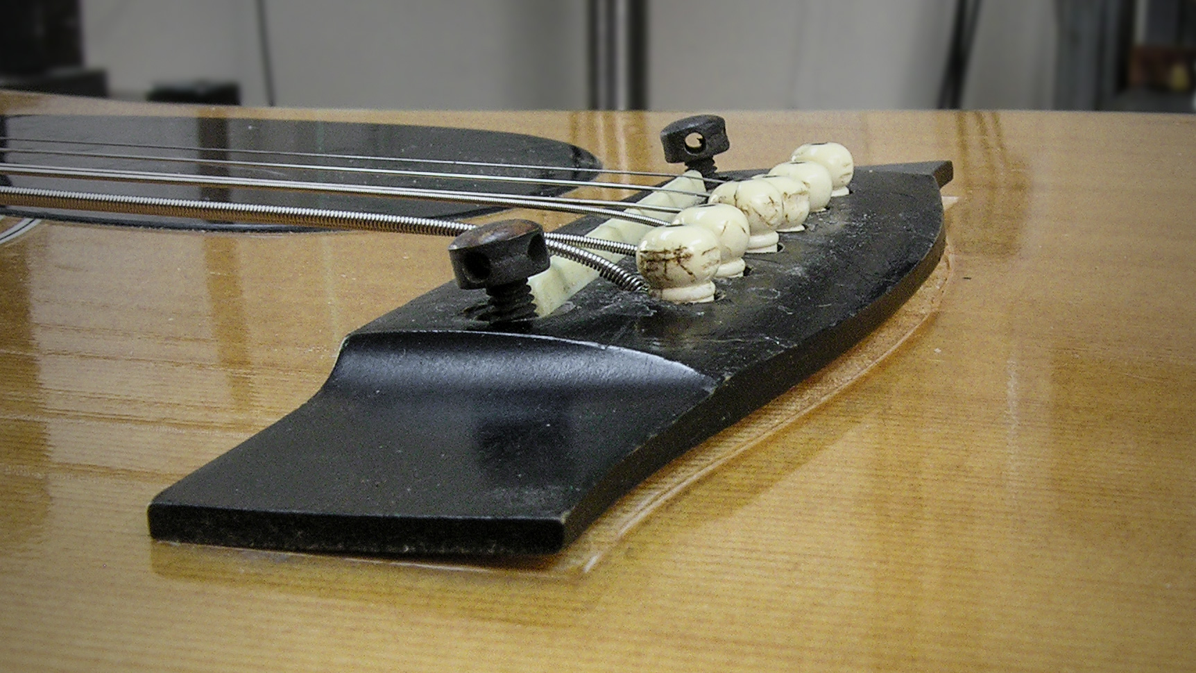 Arreglar un puente suelto en una oferta especial de venta de patio