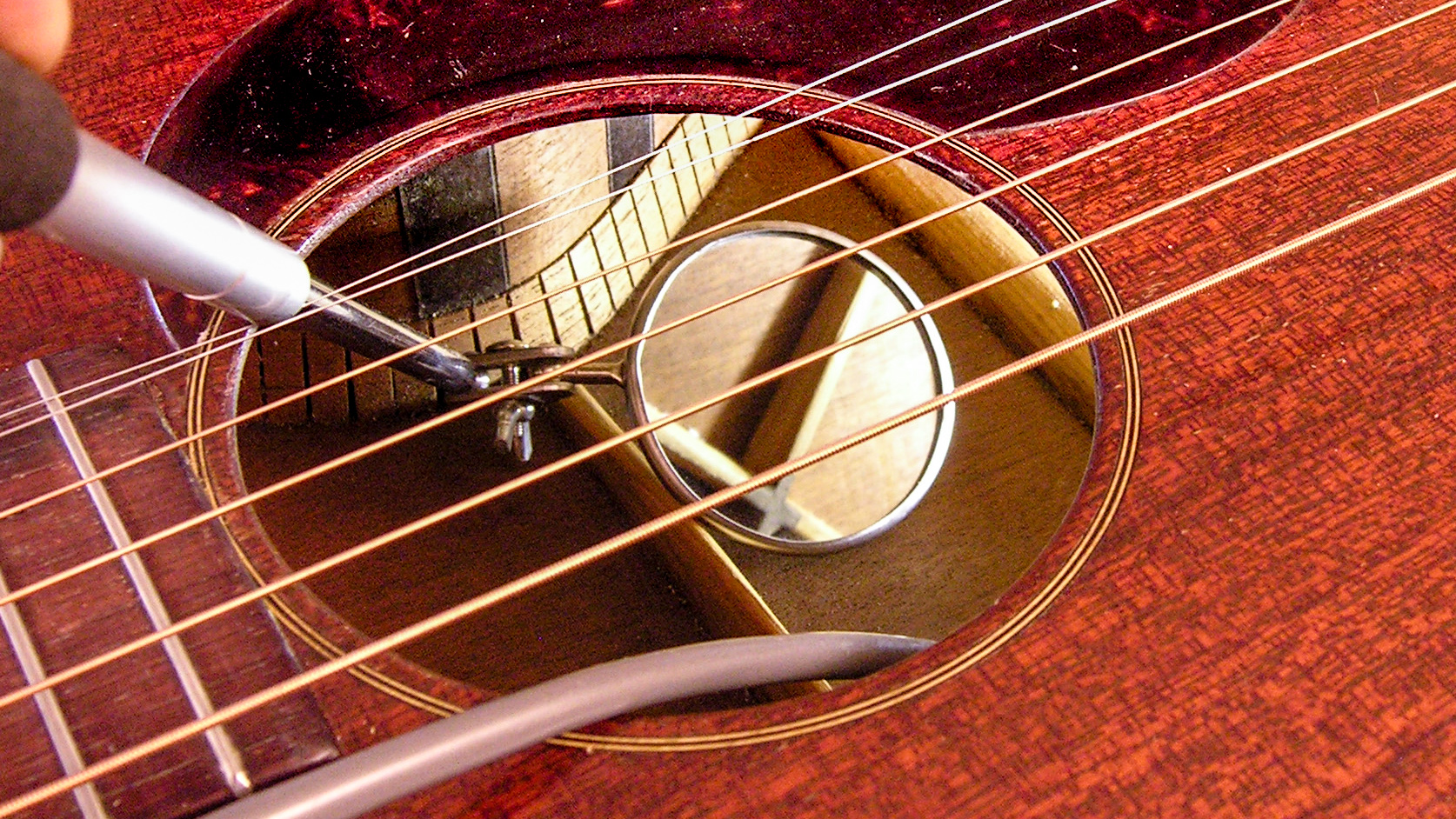 Cómo ver dentro de un cuerpo de la guitarra si no tienes especificaciones de rayos X