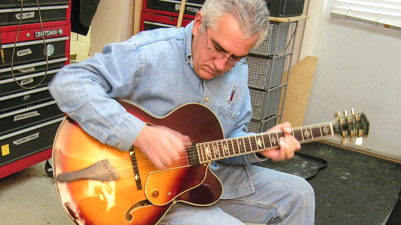 Mezcla de chasquidos activos y pasivos en una guitarra de jazz