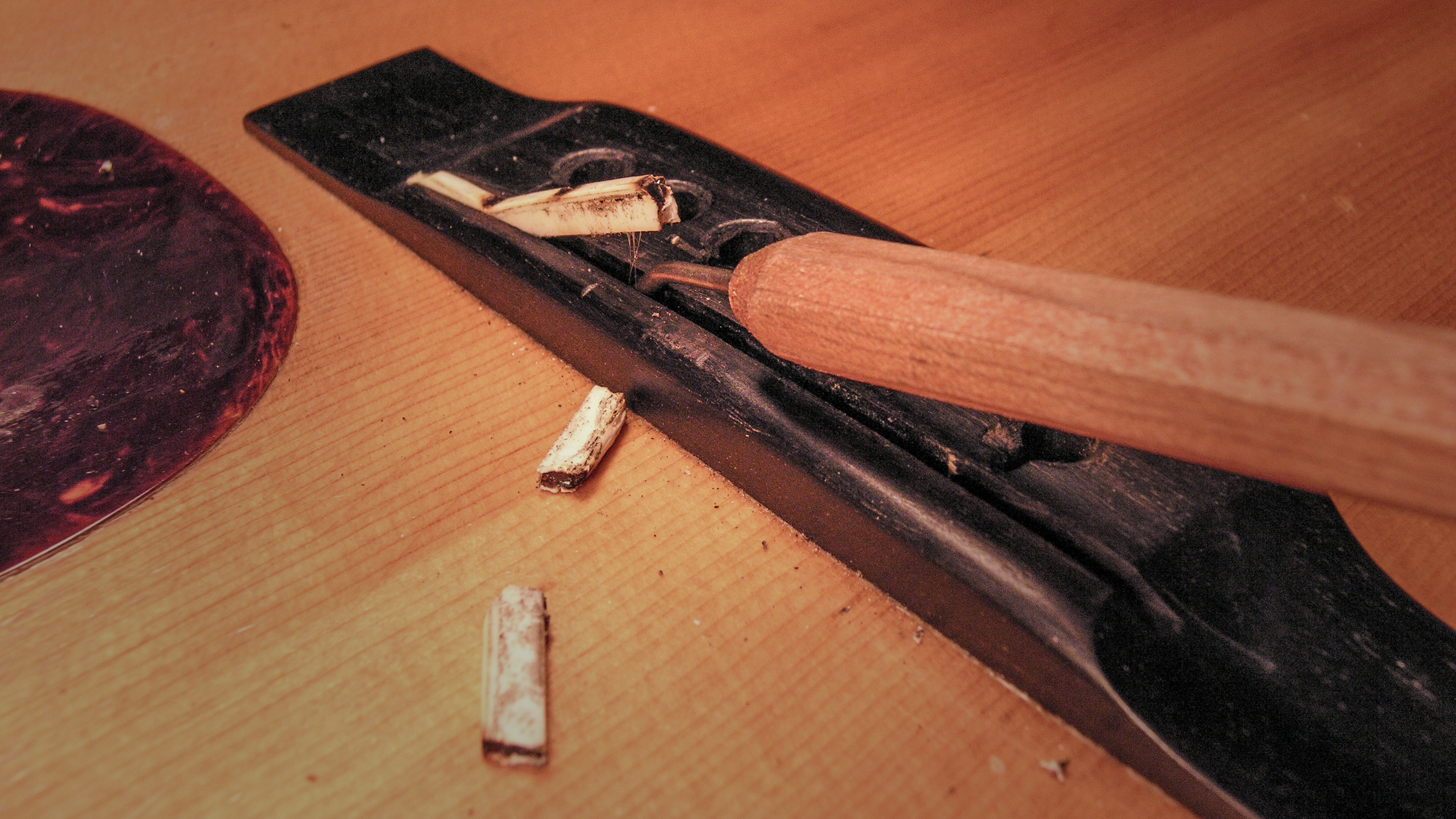 Extracción de la silleta pegada en un 1937 Martin D-28 Herringbone